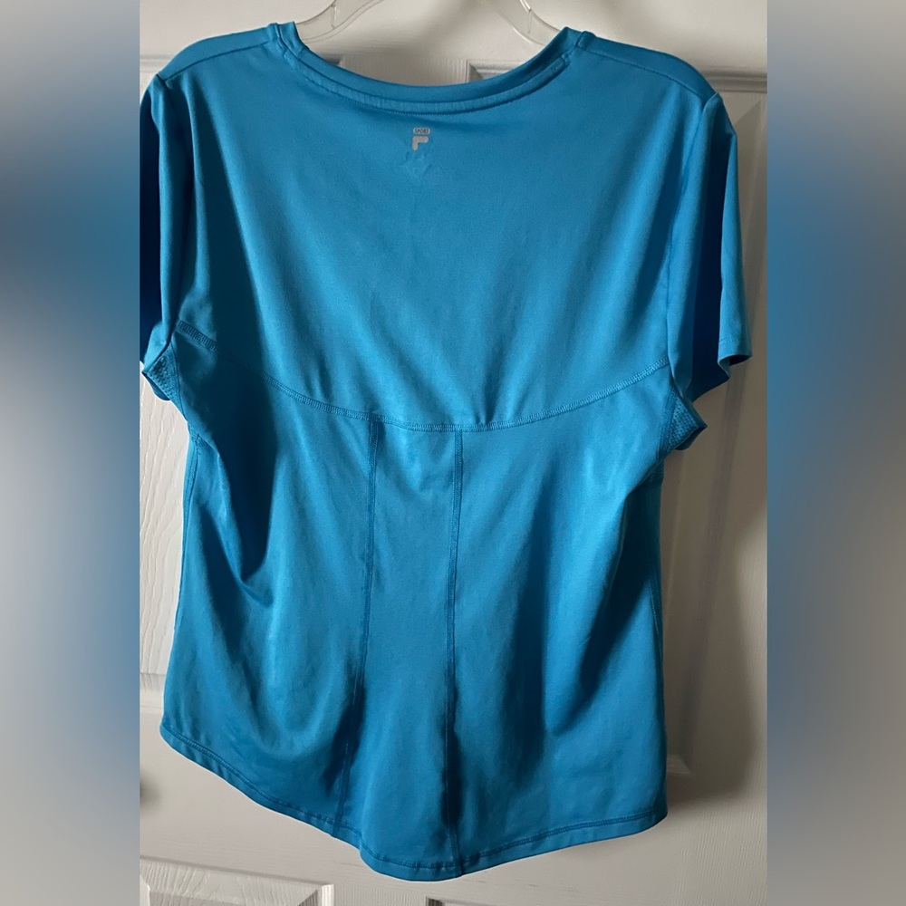 Fila Athletic Golf top Sz Large Cerulean
P-P 22 L 24-25” Longer in back
EUC